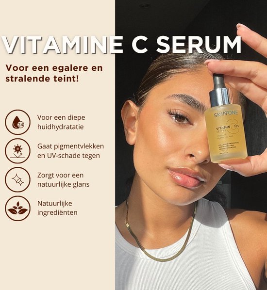 Jonge vrouw houdt een SKINONE vitamine C serum flesje vast. Tekst beschrijft de voordelen voor een egalere teint.