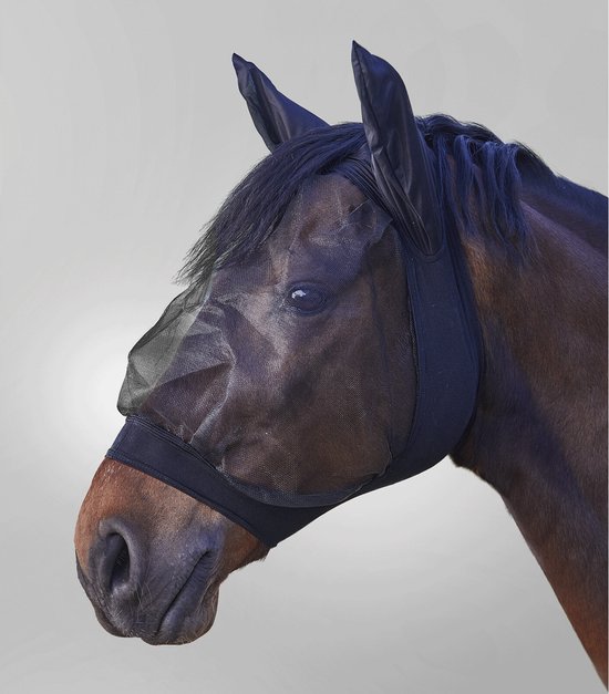 Bruin paard met een zwart vliegenmasker dat de ogen en oren bedekt.