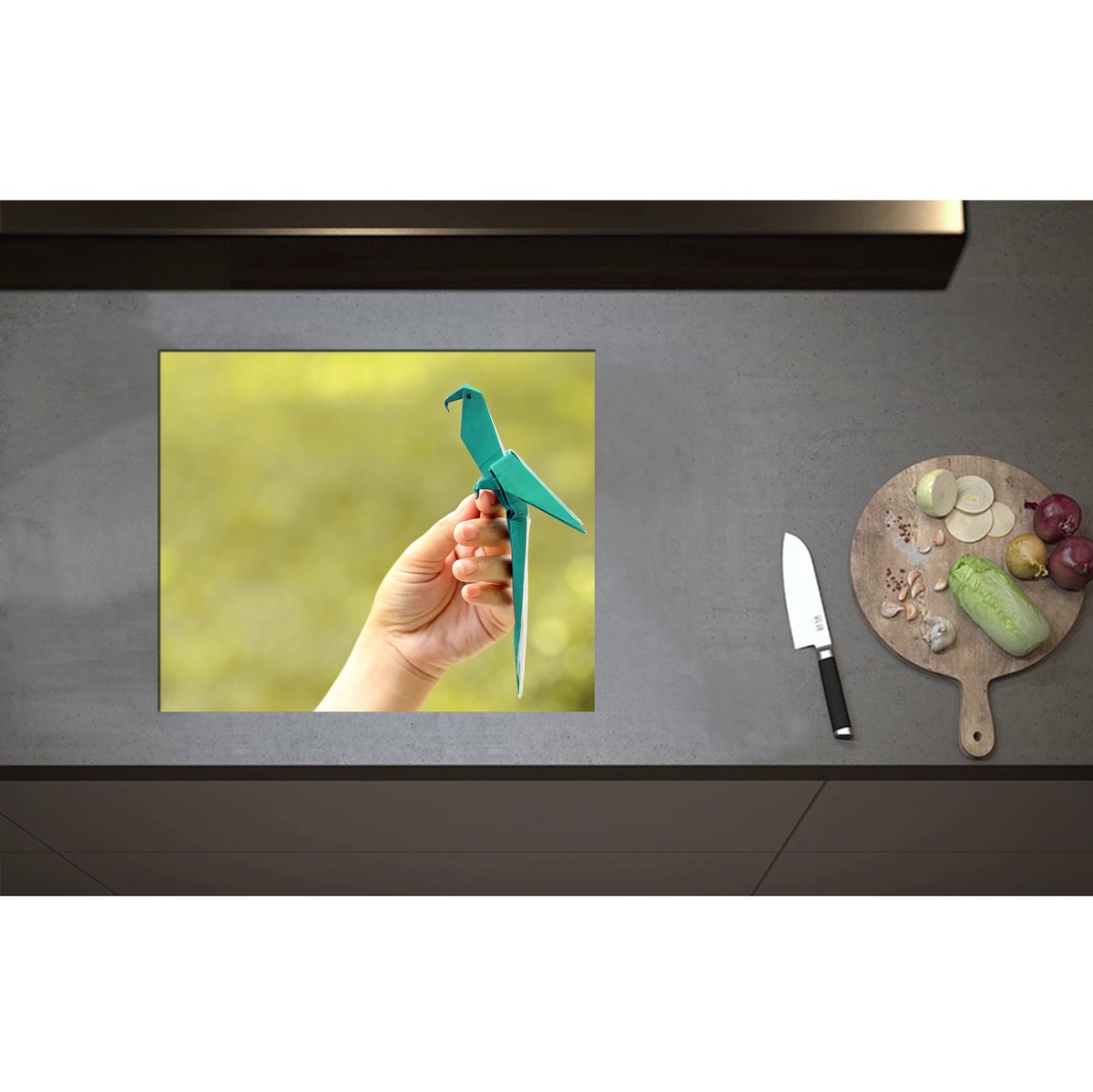 Inductieplaat Beschermer - Blauwe Origami Vogel op Hand van Mens in Groene Omgeving - 60x50 cm - 2 mm Dik - Inductie Beschermer - Bescherming Inductiekookplaat - Kookplaat Beschermer van Wit Vinyl