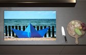Inductieplaat Beschermer - Blauwe Orgami Boot Gestrand op het Strand aan de Zee - 90x52 cm - 2 mm Dik - Inductie Beschermer - Bescherming Inductiekookplaat - Kookplaat Beschermer van Wit Vinyl