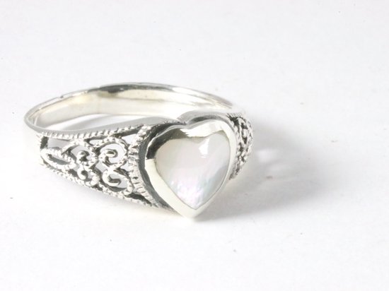 Opengewerkte zilveren ring met parelmoer hartje - maat 19.5
