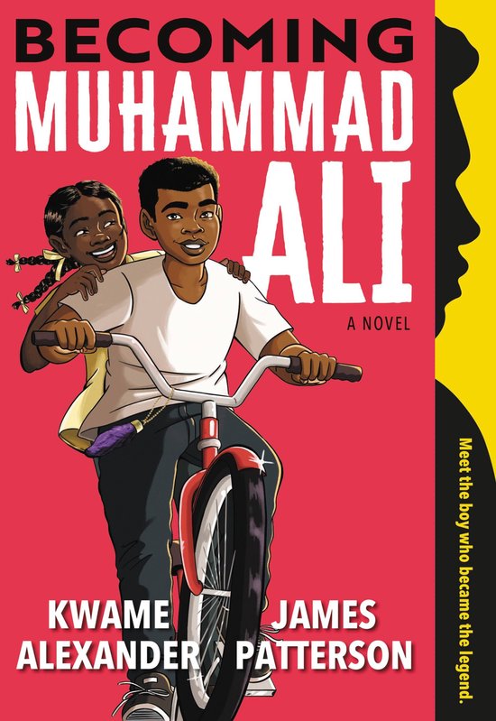 La couverture du livre 'Becoming Muhammad Ali' montre un garçon sur un vélo, avec une fille derrière lui. Les deux sourient. Titre: 'BECOMING MUHAMMAD ALI'.