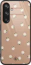 Casimoda® hoesje - Geschikt voor Samsung Galaxy S24 - Sweet Daisies - Luxe Hard Case Zwart - Backcover telefoonhoesje - Bruin/beige