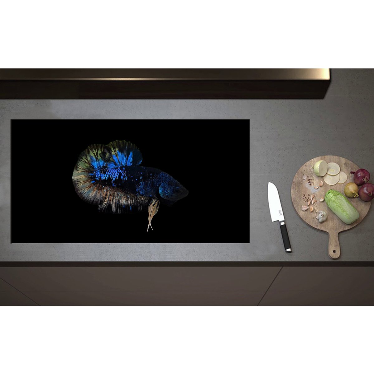 Inductieplaat Beschermer - Blauwe Vis op Zwart Oppervlak - 95x50 cm - 2 mm Dik - Inductie Beschermer - Bescherming Inductiekookplaat - Kookplaat Beschermer van Zwart Vinyl