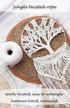 Macramé wanddecoratie met boom des levens motief, naast een rol naturel koord.