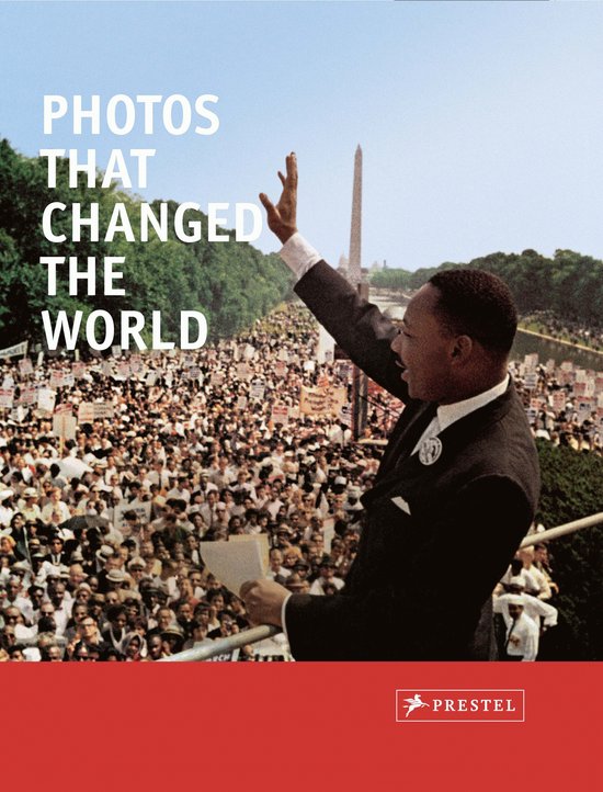 Martin Luther King Jr. spreekt tot een grote menigte bij de Washington Monument. Tekst: 'PHOTOS THAT CHANGED THE WORLD'.