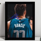 Luka Dončić Ingelijste Handtekening – 15 x 10cm In Klassiek Zwart Frame – Gedrukte handtekening – NBA - Basketbal - Dallas Mavericks - Foto - Poster