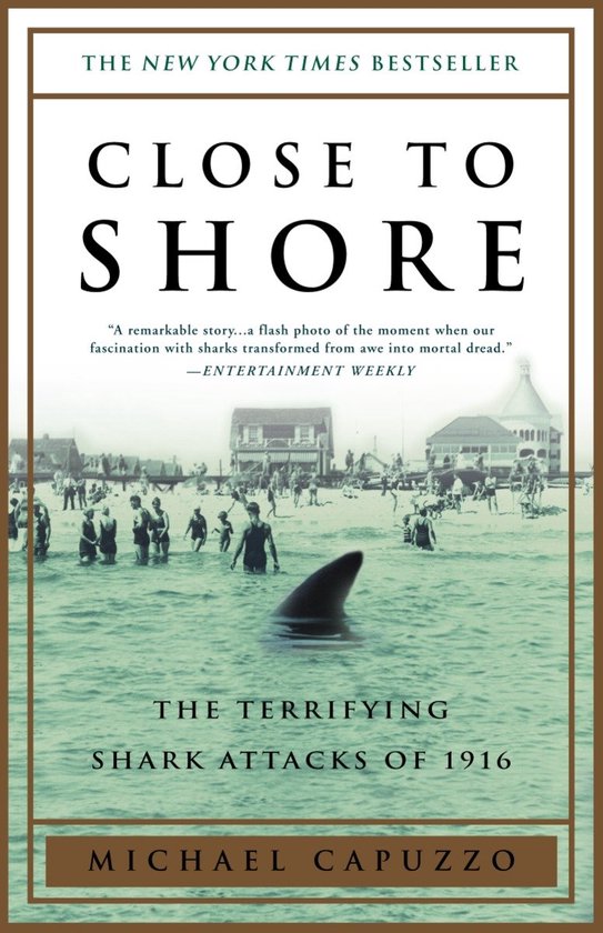 Boekcover 'Close to Shore': een haaienvin steekt boven het water uit, met een drukke menigte op het strand op de achtergrond.