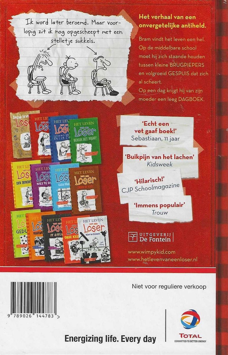 De achterkant van de serie Het Leven van een Loser met een recensie en een gedetailleerde illustratie van drie jongens die op stoelen zitten.