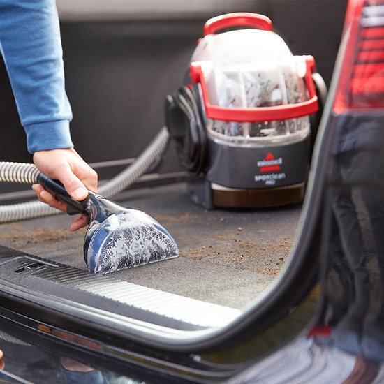 Reiniging van de kofferbak van een auto met de BISSELL SpotClean Pro.
