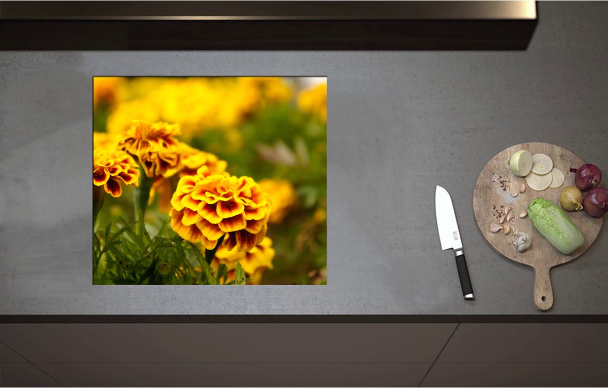 Inductieplaat Beschermer - Bloemenveld Vol Gele Afrikaantjes - 58x52 cm - 2 mm Dik - Inductie Beschermer - Bescherming Inductiekookplaat - Kookplaat Beschermer van Zwart Vinyl