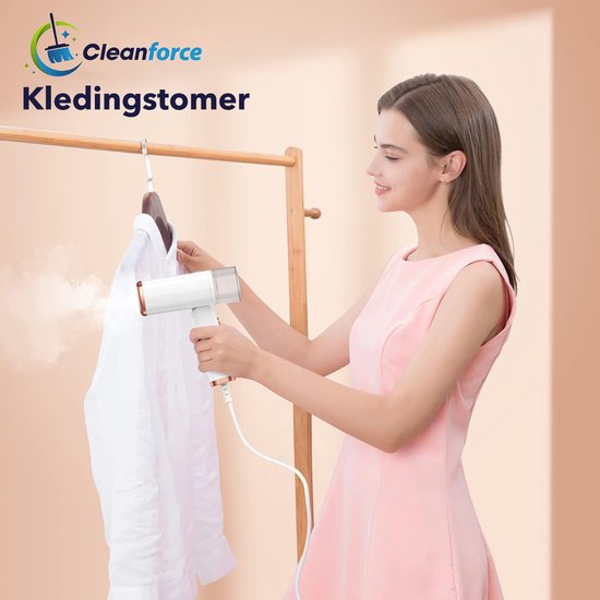 Jonge vrouw in een roze jurk stoomt een wit overhemd met een witte Cleanforce kledingstomer met koperen accenten.
