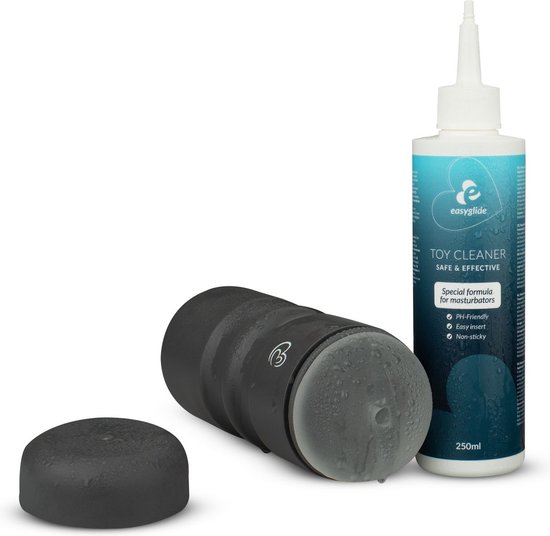 Grijze masturbator met gestructureerd oppervlak en een ronde dop, naast een fles EasyGlide Toy Cleaner.