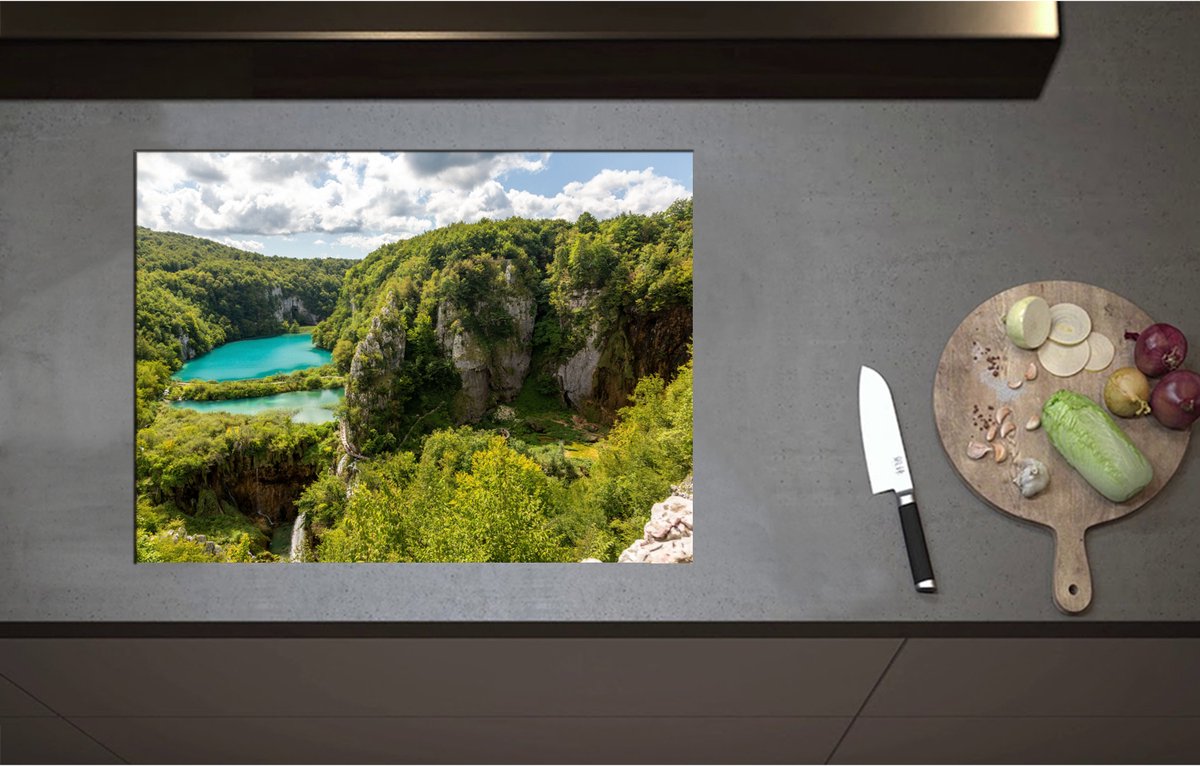 Inductieplaat Beschermer - Blauwe Wateren bij Planten in het Nationale Park Plitvicemeren, Kroatië - 70x52 cm - 2 mm Dik - Inductie Beschermer - Bescherming Inductiekookplaat - Kookplaat Beschermer van Zwart Vinyl
