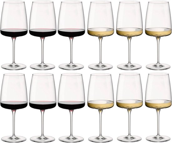 Ensemble de 12 verres à vin: six verres remplis de vin rouge, six verres remplis de vin blanc.