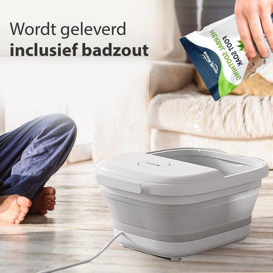 Inklapbaar voetenbad wordt geleverd inclusief badzout. Man in pyjamabroek zit op de grond.