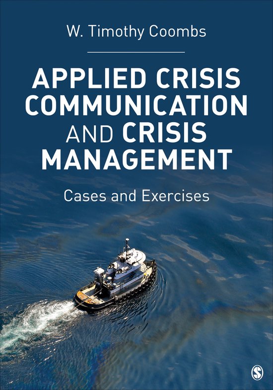 Couverture du livre : "APPLIED CRISIS COMMUNICATION AND CRISIS MANAGEMENT" par W. Timothy Coombs. Un remorqueur navigue dans des nappes de pétrole en mer.