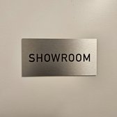 Deurbordje "Showroom" | 20 x 10 cm | Geborsteld aluminium | Dikte: 3 mm | Wegwijs | Onthaal | Receptie | Praktijk | Openbaar gebouw | Inkom | Ingang | 1 stuk