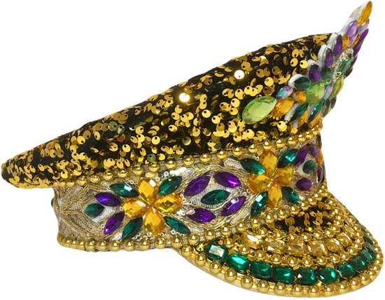 Zijzicht van een zwarte pet met goudkleurige pailletten en paarse, groene, gele edelstenen.