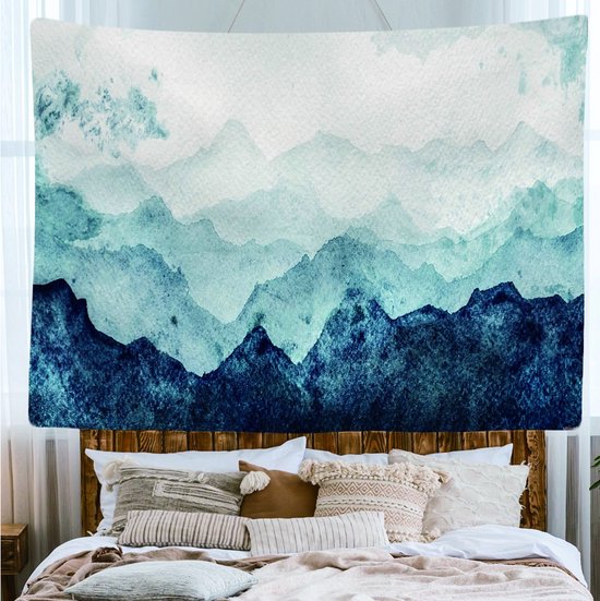 Tenture murale avec paysage de montagne aquarelle dans des tons de bleu et blanc, au-dessus d'un lit.