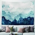 Tenture murale avec paysage de montagne aquarelle dans des tons de bleu et blanc, au-dessus d'un canapé d'angle.