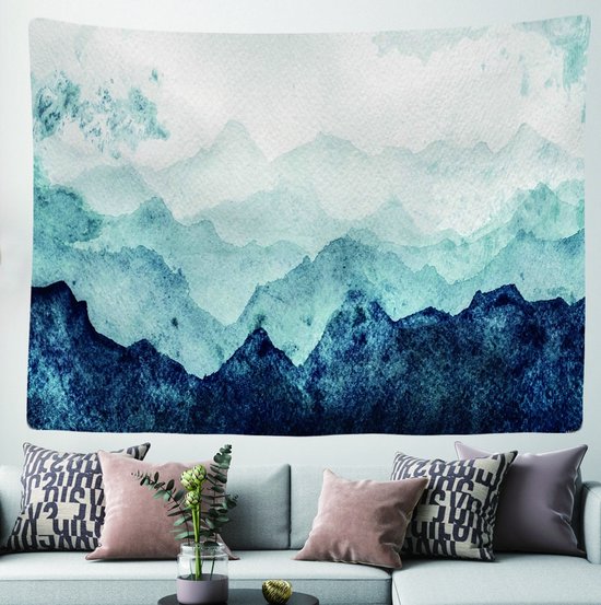 Tenture murale avec paysage de montagne aquarelle dans des tons de bleu et blanc, au-dessus d'un canapé d'angle.