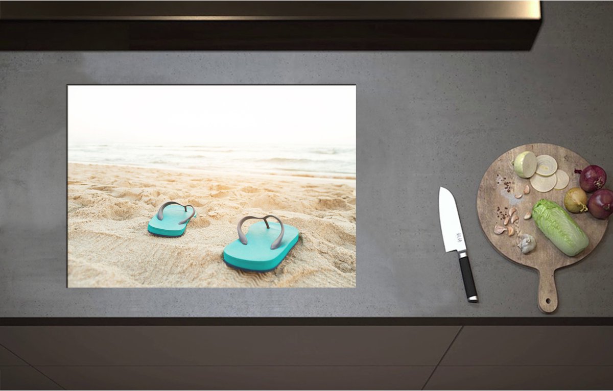 Inductieplaat Beschermer - Blauw Paar Slippers op Strand aan de Zee - 71x50 cm - 2 mm Dik - Inductie Beschermer - Bescherming Inductiekookplaat - Kookplaat Beschermer van Zwart Vinyl