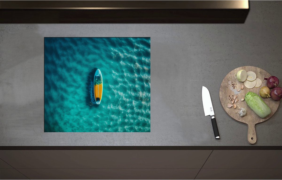 Inductieplaat Beschermer - Blauw met Geel Surfboard Dobberend op de Blauwe Oceaan - 57x51 cm - 2 mm Dik - Inductie Beschermer - Bescherming Inductiekookplaat - Kookplaat Beschermer van Wit Vinyl