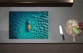 Inductieplaat Beschermer - Blauw met Geel Surfboard Dobberend op de Blauwe Oceaan - 71x50 cm - 2 mm Dik - Inductie Beschermer - Bescherming Inductiekookplaat - Kookplaat Beschermer van Wit Vinyl