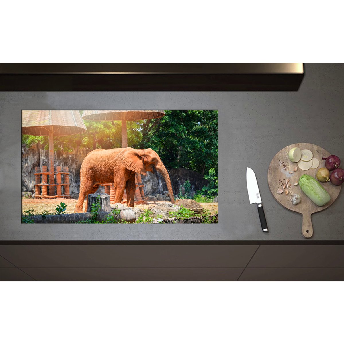 Inductieplaat Beschermer - Aziatische Lachende Olifant tussen de Planten - 85x50 cm - 2 mm Dik - Inductie Beschermer - Bescherming Inductiekookplaat - Kookplaat Beschermer van Zwart Vinyl