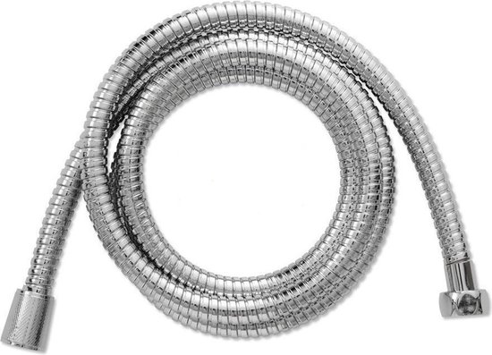 Een oprollen, zilverkleurige douche-slang met metalen spiraalpatroon op een witte achtergrond.