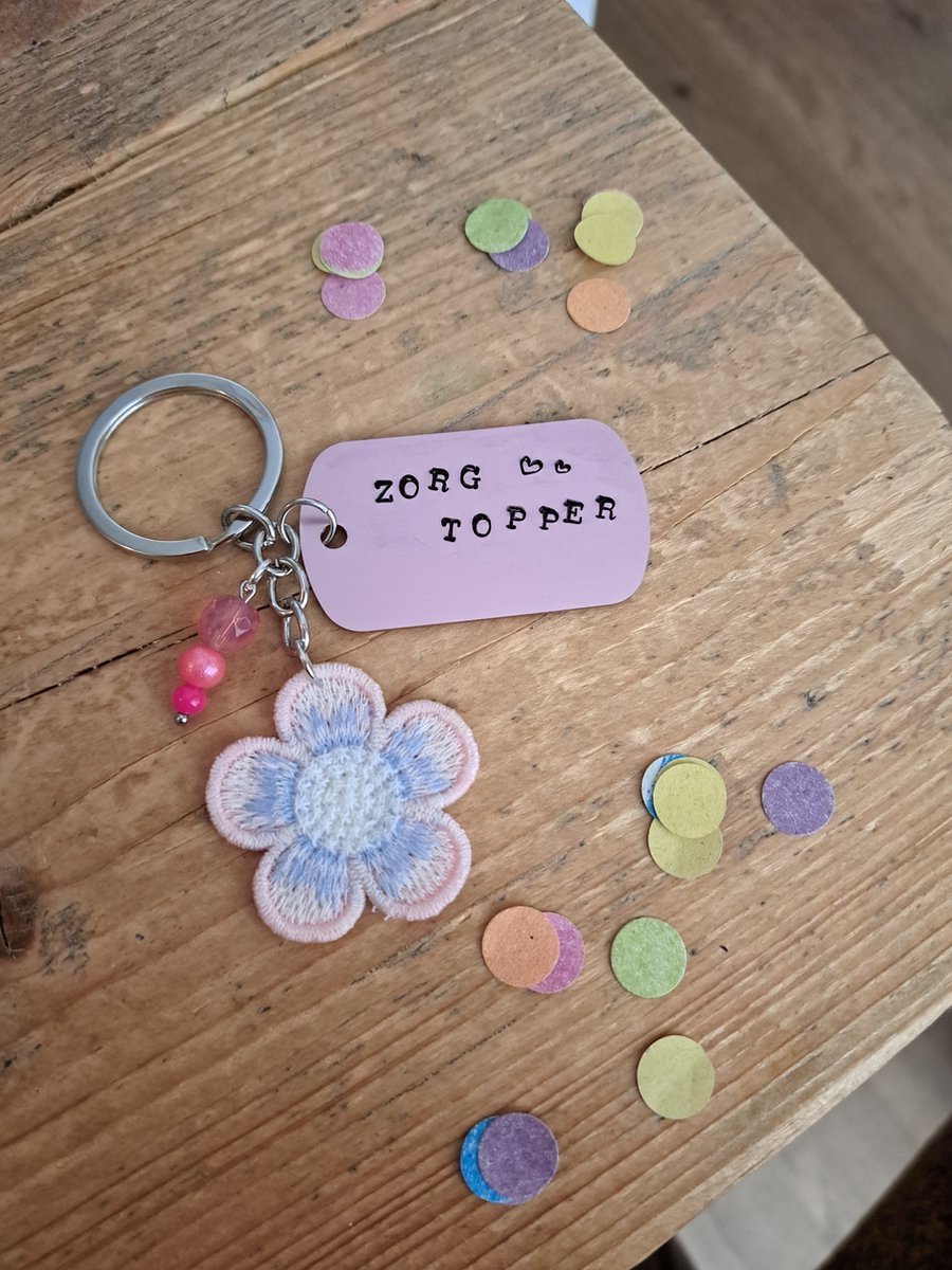 By_Evelien Sleutelhanger ZORGTOPPER - Zorg topper - Graveren - Kwastje - Geluk - Uniek - Collega - Bedankje - Klaver - Opkikker - Zuster - Nurse