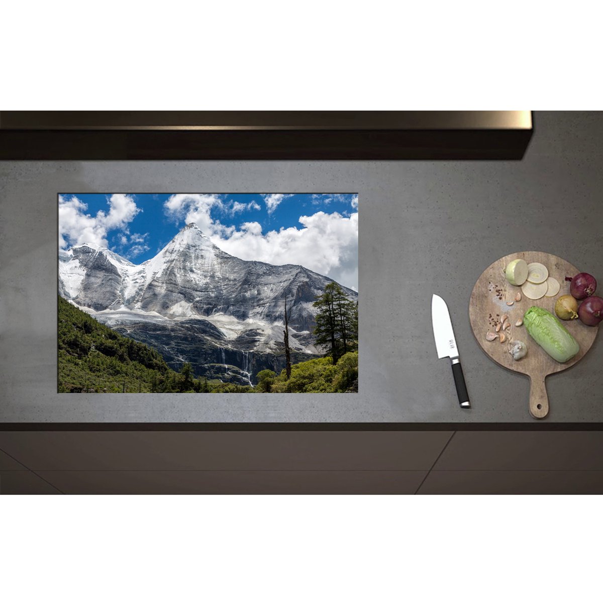 Inductieplaat Beschermer - Begroeiing aan de Rand van Stijle Sneeuwbergen - 75x50 cm - 2 mm Dik - Inductie Beschermer - Bescherming Inductiekookplaat - Kookplaat Beschermer van Wit Vinyl