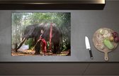 Inductieplaat Beschermer - Aziatische Vrouw bij Olifant in het Bos - 75x55 cm - 2 mm Dik - Inductie Beschermer - Bescherming Inductiekookplaat - Kookplaat Beschermer van Wit Vinyl