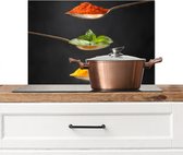 Spatscherm keuken 70x50 cm - Kookplaat achterwand Kruiden - Lepel - Specerijen - Zwart - Italiaans - Muurbeschermer - Spatwand fornuis - Hoogwaardig aluminium