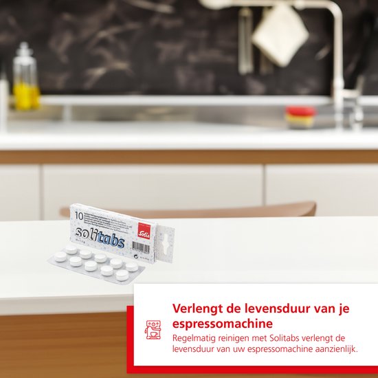 Solis espressomachine met een verpakking en strip van 10 Solitabs reinigingstabletten in een keukenomgeving.