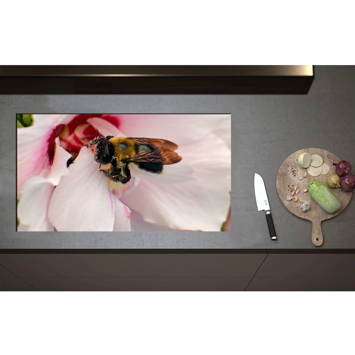 Inductieplaat Beschermer - Bij in het Midden van Witte Bloem op Zoek naar Nectar - 90x50 cm - 2 mm Dik - Inductie Beschermer - Bescherming Inductiekookplaat - Kookplaat Beschermer van Zwart Vinyl