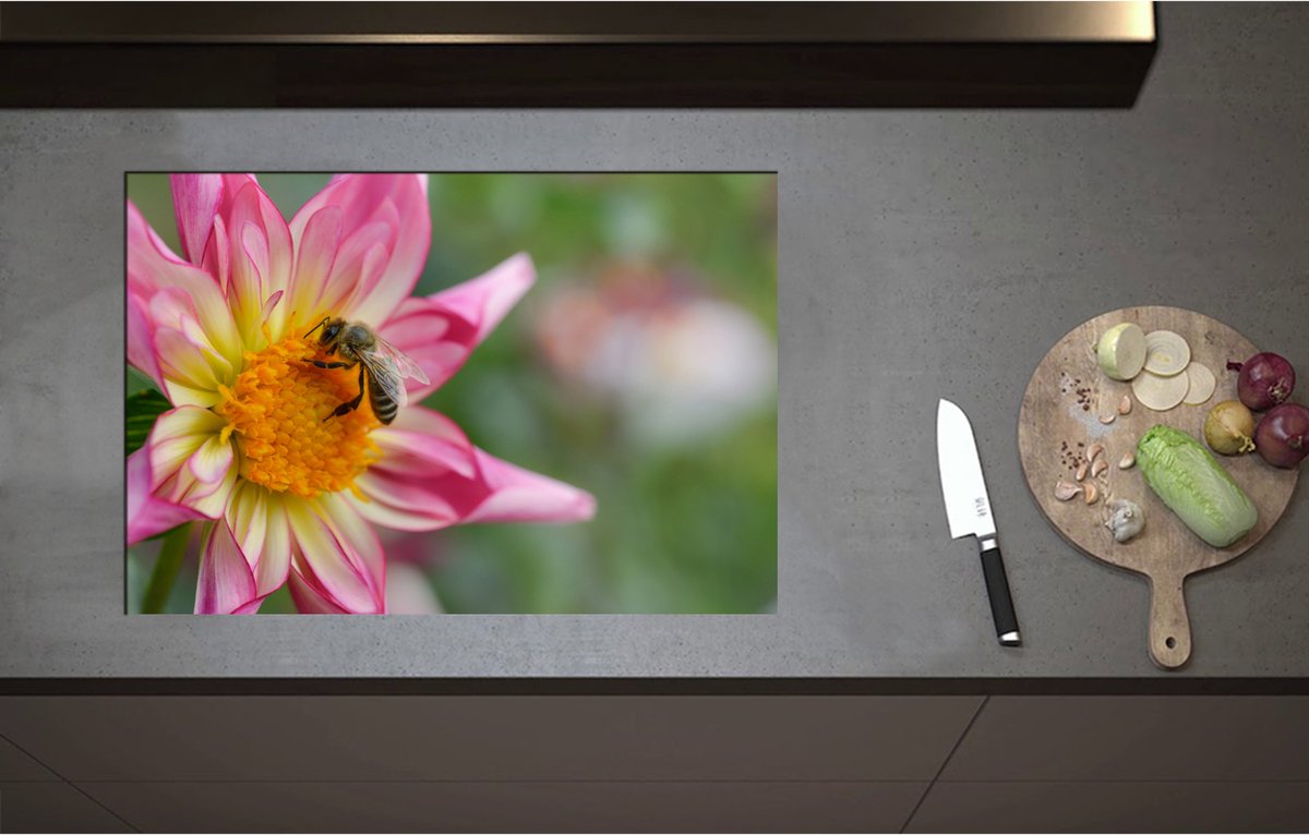Inductieplaat Beschermer - Bij op Midden van Roze Dahlia Bloem - 75x51 cm - 2 mm Dik - Inductie Beschermer - Bescherming Inductiekookplaat - Kookplaat Beschermer van Zwart Vinyl