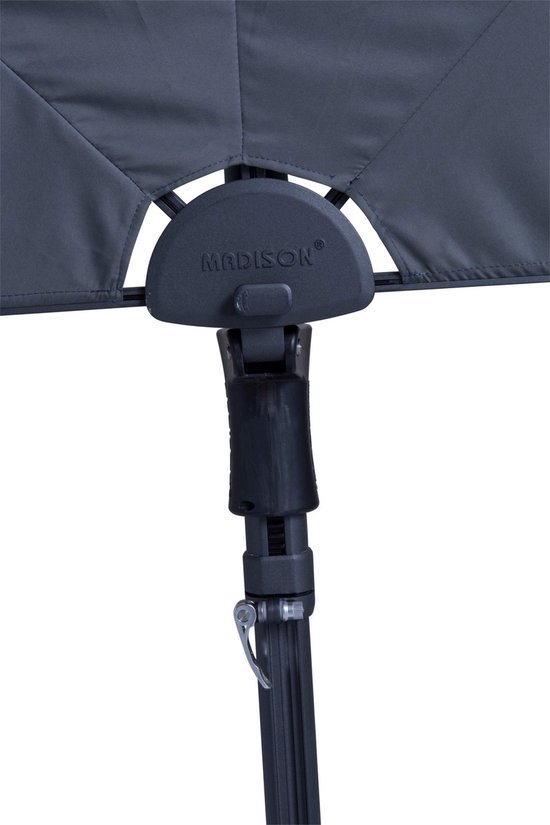 Detail van de bovenzijde van een Madison parasol met logo.