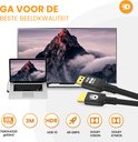 8K Ultra HD tv en laptop met bergenlandschap, HDMI kabels en specificaties.