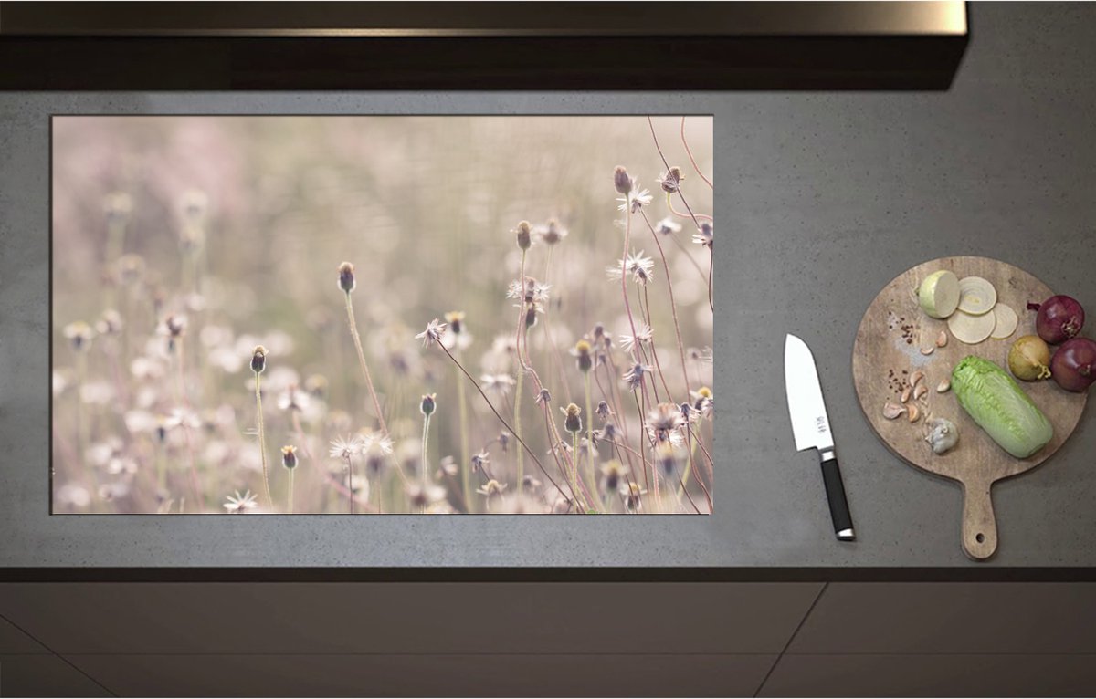 Inductieplaat Beschermer - Bevoreren Kleine Bloempjes in het Veld op Koude Herfstdag - 90x55 cm - 2 mm Dik - Inductie Beschermer - Bescherming Inductiekookplaat - Kookplaat Beschermer van Wit Vinyl