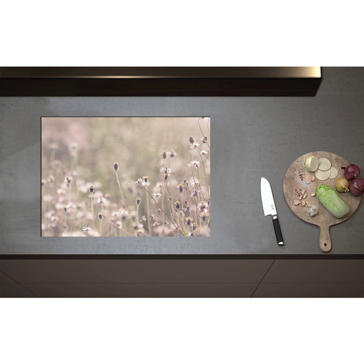 Inductieplaat Beschermer - Bevoreren Kleine Bloempjes in het Veld op Koude Herfstdag - 70x50 cm - 2 mm Dik - Inductie Beschermer - Bescherming Inductiekookplaat - Kookplaat Beschermer van Zwart Vinyl