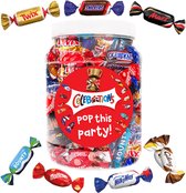 Méga mélange de chocolat Mars Celebrations avec l'inscription "Pop this party! " - chocolat de Twix, Snickers, Mars, Bounty, Maltesers, MilkyWay & Galaxy - 580g