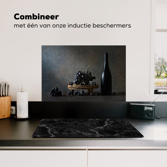 Spatscherm keuken 60x40 cm - Kookplaat achterwand Stilleven - Zwart - Fles - Druiven - Muurbeschermer - Spatwand fornuis - Hoogwaardig aluminium