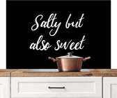 Spatscherm keuken 120x80 cm - Kookplaat achterwand Salty but also sweet - Kruiden - Koken - Quotes - Spreuken - Muurbeschermer - Spatwand fornuis - Hoogwaardig aluminium