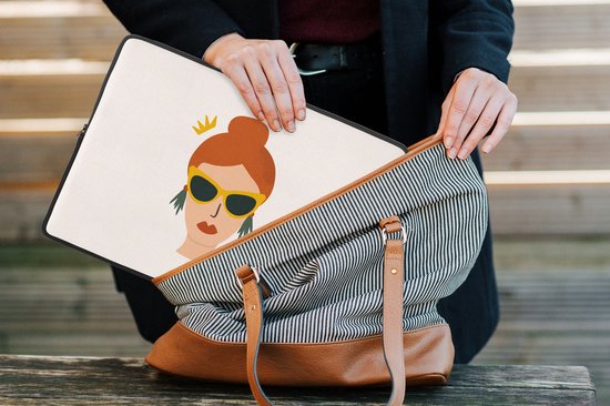 Laptophoes 13 inch - Vrouw - Monstera - Kroon - Portret - Laptop sleeve - Binnenmaat 32x22,5 cm - Zwarte achterkant
