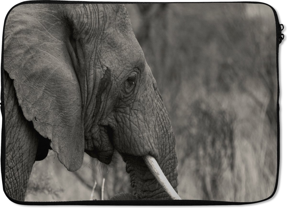 Laptophoes 14 inch - Olifant - Dieren - Zwart - Wit - Laptop sleeve - Binnenmaat 33x23 cm - Zwarte achterkant