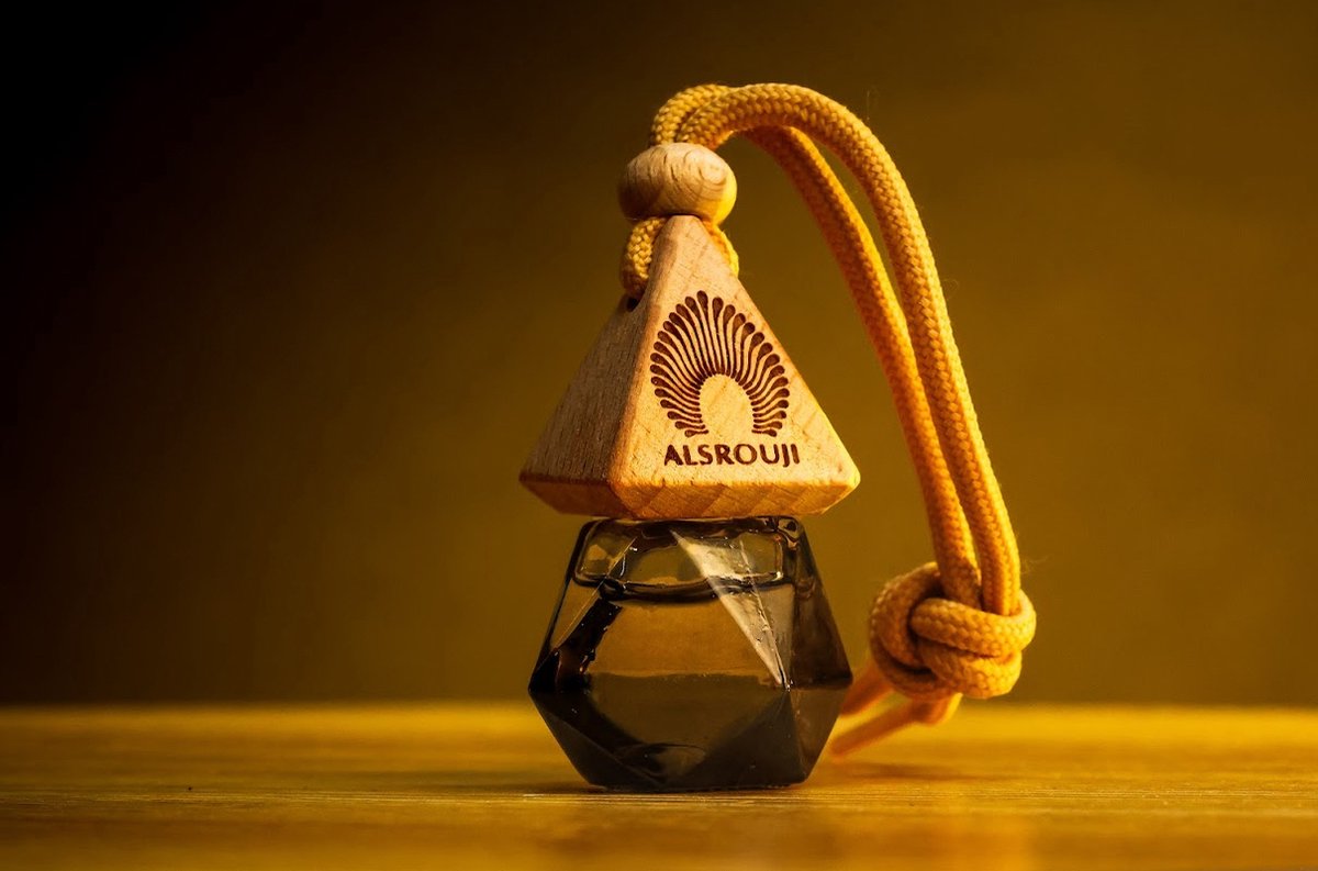Goedkoopste Autoparfum by ALSROUJI PERFUMES - lekker geur voor auto Zwaart flesje met hout dopje