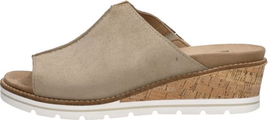Zijaanzicht van beige suède slipper met open teen en kurken sleehak. Zacht suède bovenwerk.