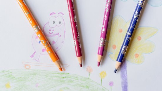 Vier BIC Kids Illusion potloden, oranje, roze, paars en blauw, op een kindertekening.